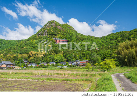 Fresh greenery on Mt. Akagami (Mt. Tarobo), Higashiomi City, Shiga Prefecture 139581102