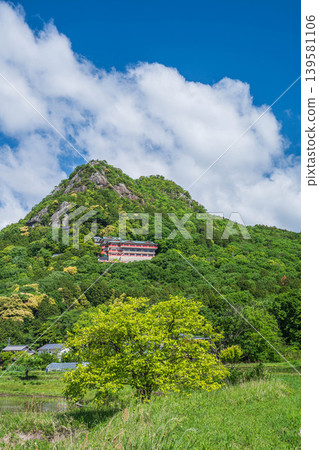 Fresh greenery on Mt. Akagami (Mt. Tarobo), Higashiomi City, Shiga Prefecture 139581106