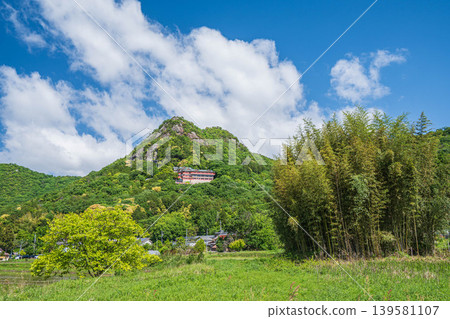 滋賀縣東近江市赤神山(太郎房山)的新綠 滋賀縣東近江市赤神山(太郎房山)的新綠 139581107