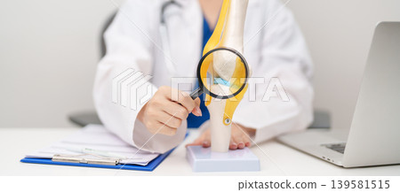 Doctor with Human Knee joint anatomy model. Osteoarthritis, Patellofemoral Pain Syndrome, Patellar Tendinitis, ACL, Anterior Cruciate Ligament, PCL, Posterior, MCL, Medial Collateral, LCL and Lateral Doctor with Human Knee joint anatomy model. Osteoarthritis, Patellofemoral Pain Syndrome, Patellar Tendinitis, ACL, Anterior Cruciate Ligament, PCL, Posterior, MCL, Medial Collateral, LCL and Lateral 139581515