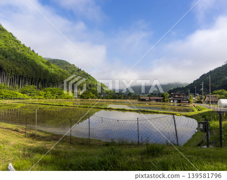 有稻田的里山風景 有稻田的里山風景 139581796