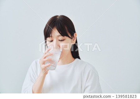 喝一杯水的年輕女人 139581823