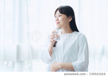 放鬆在窗口邊的婦女 139581828