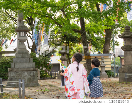 孩子們前往神社參加七五三儀式(日本兒童的傳統成年禮)。 孩子們前往神社參加七五三儀式(日本兒童的傳統成年禮)。 139581943