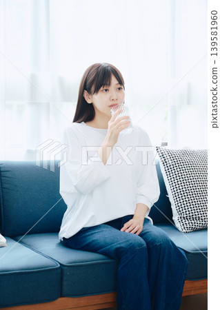 婦女在沙發上放鬆 139581960