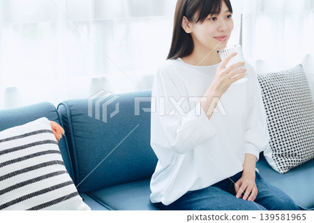婦女在沙發上放鬆 139581965