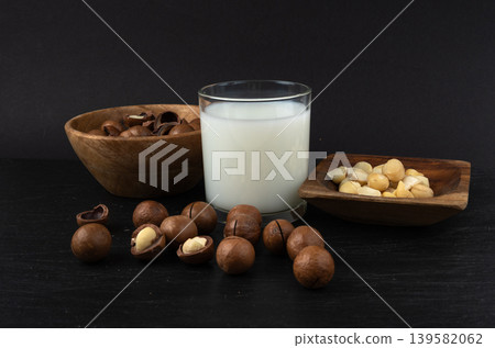 Macadamia nuts. Natural raw peeled macadamia seeds and shells 139582062