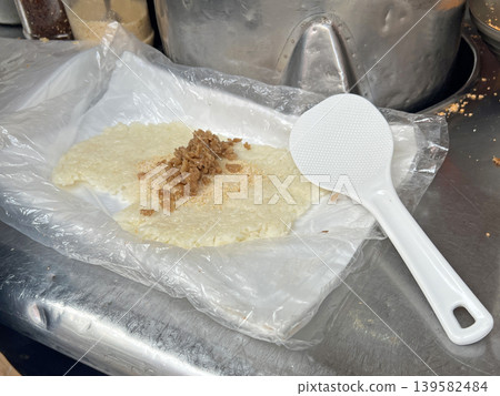 在台灣傳統早餐店裡拍攝飯糰的製作 在台灣傳統早餐店裡拍攝飯糰的製作 139582484