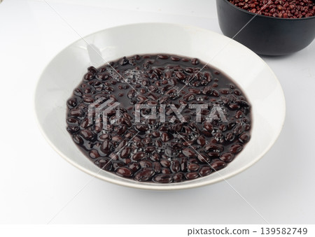Black beans, cooked bean piles, baked legume, canned dark beans, rajma, Phaseolus vulgaris Black beans, cooked bean piles, baked legume, canned dark beans, rajma, Phaseolus vulgaris 139582749