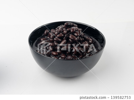 Black beans, cooked bean piles, baked legume, canned dark beans, rajma, Phaseolus vulgaris Black beans, cooked bean piles, baked legume, canned dark beans, rajma, Phaseolus vulgaris 139582753