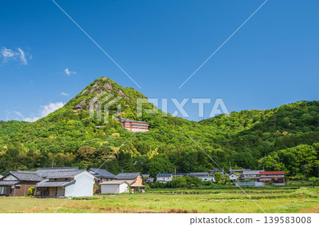 滋賀縣東近江市赤神山(太郎房山)的新綠 滋賀縣東近江市赤神山(太郎房山)的新綠 139583008