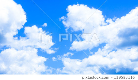 一個簡單而令人愉悅的夏日景象，藍天白雲。 139583116
