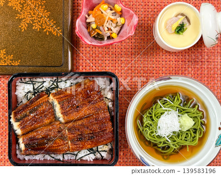 日本套餐,包括鰻魚飯和綠茶蕎麥麵。 日本套餐,包括鰻魚飯和綠茶蕎麥麵。 139583196