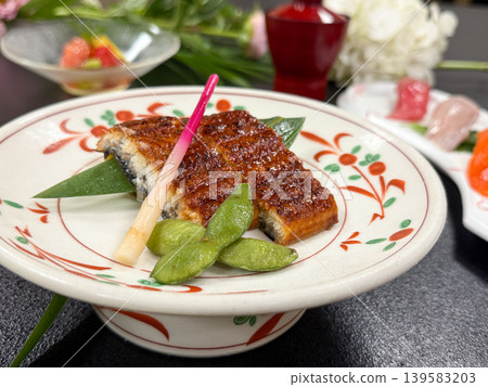 擺盤精緻的烤鰻魚菜餚 擺盤精緻的烤鰻魚菜餚 139583203