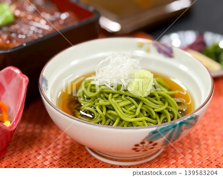 以清爽的綠茶蕎麥麵為特色的日式料理。 以清爽的綠茶蕎麥麵為特色的日式料理。 139583204