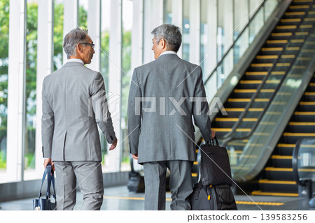 Businessman middle man Businessman middle man 139583256