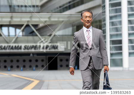 Businessman walking in the office town 139583263
