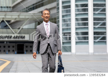 走在辦公室鎮的商人 走在辦公室鎮的商人 139583264