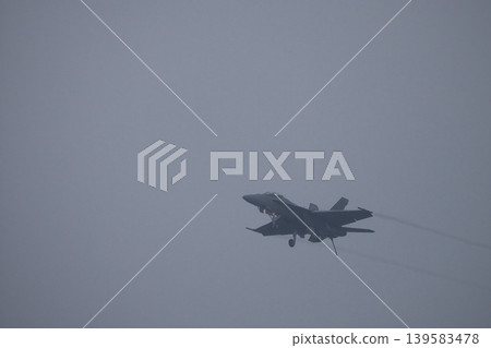 F/A-18「超級大黃蜂」戰鬥機降落進場 F/A-18「超級大黃蜂」戰鬥機降落進場 139583478