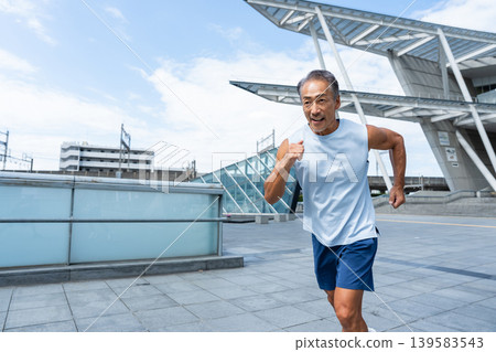 一位資深男子正在進行訓練 139583543
