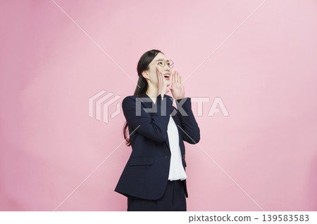 一位女商人雙手摀著嘴大聲喊叫。 139583583