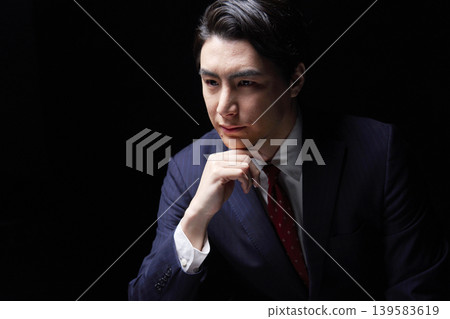 黑暗中一位三十多歲的商人的肖像 139583619