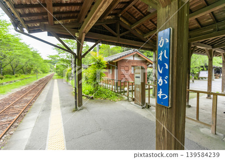 鹿兒島縣霧島市的加里川月台；一座古老的木造車站建築。 139584239