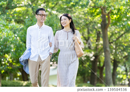 高級夫妻散步 139584536