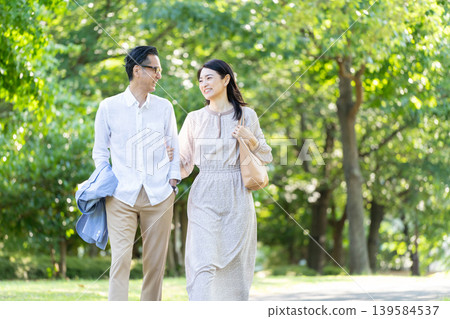 高級夫妻散步 139584537