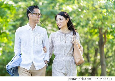 Middle couple walking Middle couple walking 139584545