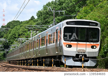 一列 315 系列列車,C23 編組,沿著綠樹成蔭的中央本線行駛,開往瑞波方向。 一列 315 系列列車,C23 編組,沿著綠樹成蔭的中央本線行駛,開往瑞波方向。 139584693