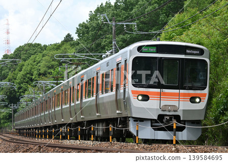 一列 315 系列列車,C13 編組,沿著綠樹成蔭的中央本線行駛,作為快速列車開往中津川。 一列 315 系列列車,C13 編組,沿著綠樹成蔭的中央本線行駛,作為快速列車開往中津川。 139584695