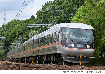 383系特急信濃A9列車沿著綠樹成蔭的中央本線行駛。 383系特急信濃A9列車沿著綠樹成蔭的中央本線行駛。 139584696