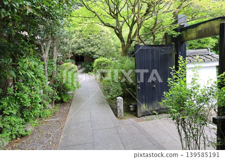 A view of the grounds of Anyoji Temple in Yamashina Ward, Kyoto City. 139585191