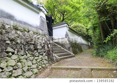 A view near the entrance to Anyoji Temple in Yamashina Ward, Kyoto City. 139585192
