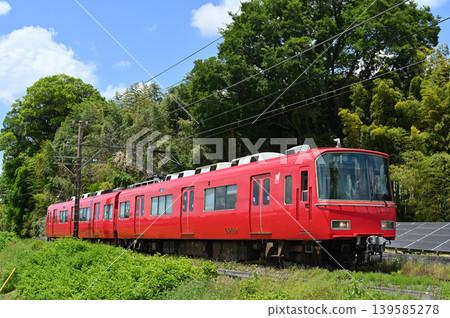 Extremely rare!! Meitetsu Hiromi Line's 6800 series train, set 6809, substitutes for the end line, traveling through the fresh greenery. Extremely rare!! Meitetsu Hiromi Line's 6800 series train, set 6809, substitutes for the end line, traveling through the fresh greenery. 139585278
