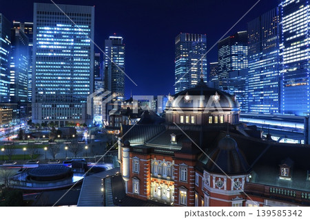 東京站丸之內大樓的磚砌結構與周圍現代建築形成鮮明對比。 東京站丸之內大樓的磚砌結構與周圍現代建築形成鮮明對比。 139585342