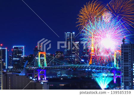彩虹橋和絢麗的煙火照亮了東京灣的夜景。 彩虹橋和絢麗的煙火照亮了東京灣的夜景。 139585359