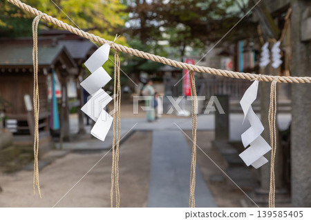 [Japan] A sacred rope hanging down in the grounds of Matsudo Shrine in Chiba Prefecture. 139585405