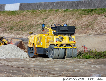 在建造場所的壓路機 在建造場所的壓路機 139585662