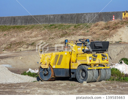 在建造場所的壓路機 在建造場所的壓路機 139585663