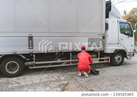 40 something worker 139585905