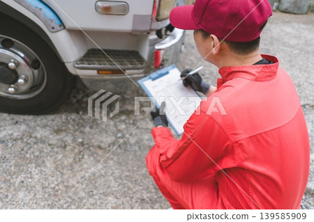 40 something worker 139585909