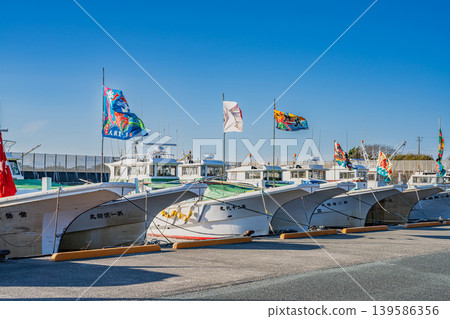 A scene of large fishing flags at Fukuda Fishing Port in Iwata City (Shizuoka Prefecture) A scene of large fishing flags at Fukuda Fishing Port in Iwata City (Shizuoka Prefecture) 139586356