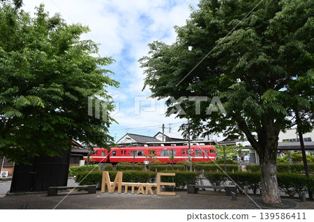 名鐵三岳站的三岳雕塑和6000系列車。 名鐵三岳站的三岳雕塑和6000系列車。 139586411
