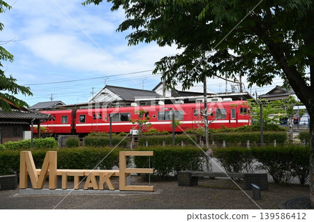 名鐵三岳站的三岳雕塑和6000系列車。 名鐵三岳站的三岳雕塑和6000系列車。 139586412