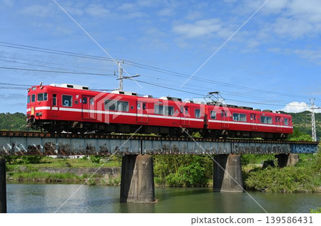 名鐵廣見線 6000 系列列車，白色條紋 6011 列編組，駛過神奈川大橋。 139586431
