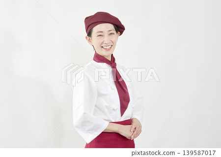 一位微笑的女糕點師的肖像 139587017