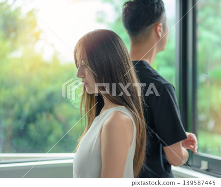 兩人看著窗外 139587445