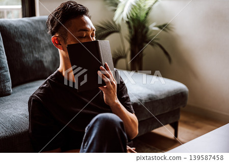 一個男人在看書 139587458